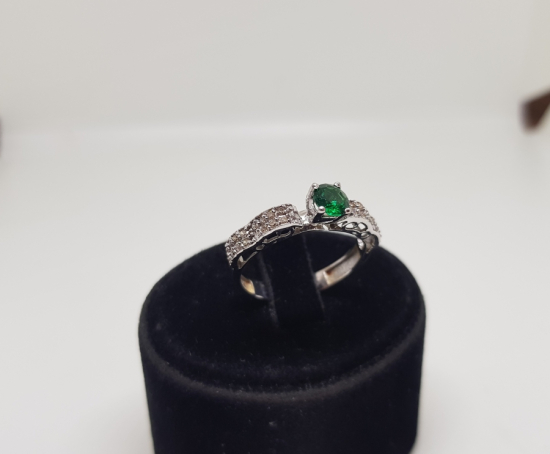 ZÜMRÜT VE PIRLANTA TAŞLI TEK TAŞ MODELLİ YÜZÜK