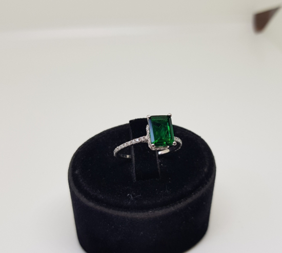 ZÜMRÜT VE PIRLANTA TAŞLI BAGET MODEL YÜZÜK