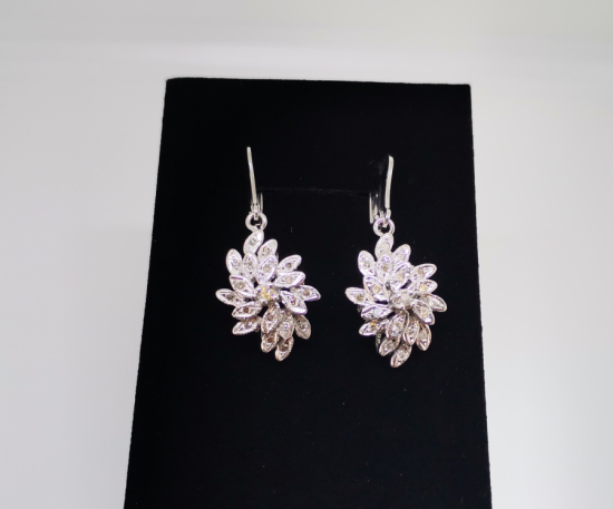 PIRLANTA TAŞLI YAPRAK MODEL KÜPE