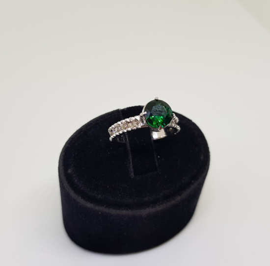 PIRLANTA VE ZÜMRÜT TAŞLI TEK TAŞ MODELİ