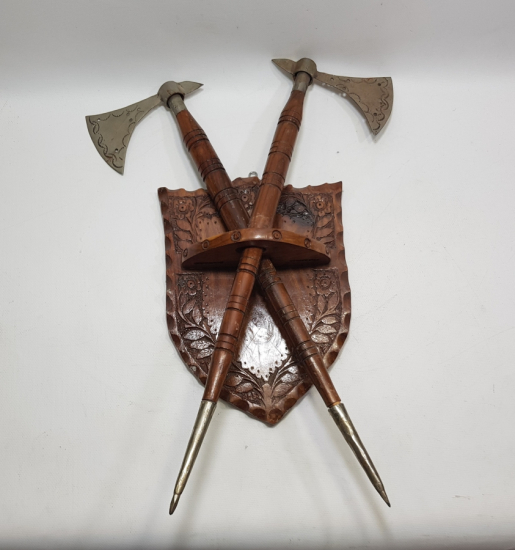 EL YAPIMI AHŞAP STANDINDA DEKORATİF ÇİFT BALTA