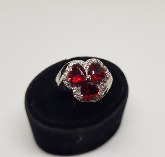 ÜÇ KALPLİ MODEL PIRLANTA VE YAKUT TAŞLI YÜZÜK