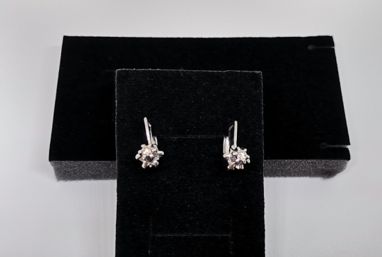 TEKTAŞ MODEL PIRLANTA KÜPE