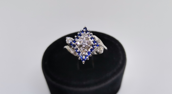 SAFİR VE PILANTA TAŞLI DİK KARE MODELİ YÜZÜK