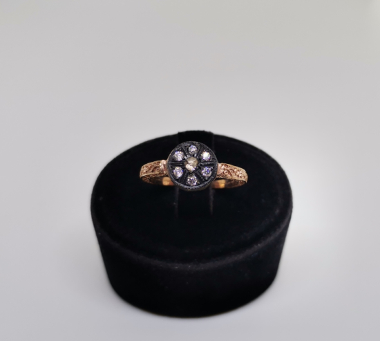 YAN KISIMLARI KABARTMA İŞÇİLİKLİ ELMAS TAŞLI YÜZÜK