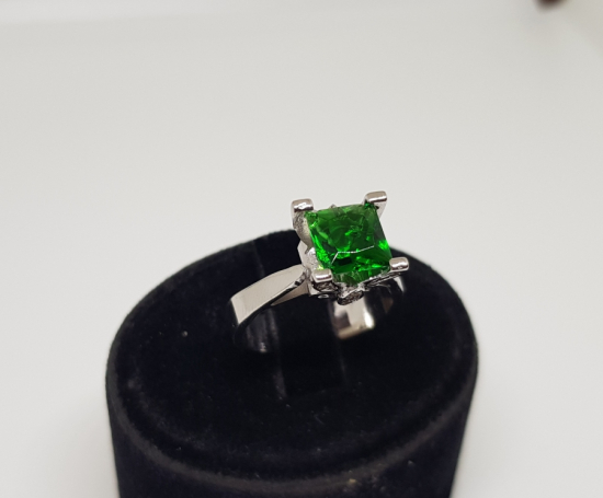 PIRLANTA VE ZÜMRÜT TAŞLI KARE ELMAS MODELİ YÜZÜK