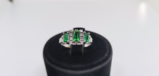 ZÜMRÜT VE PILANTA TAŞLI ÜÇTAŞ MODELİ YÜZÜK