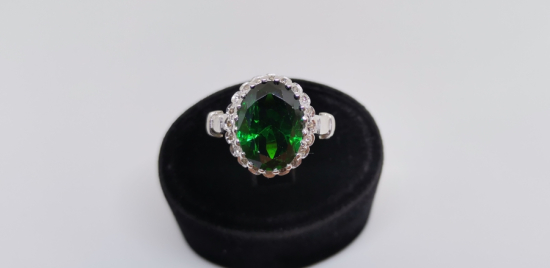 FASETA KESİM ZÜMRÜT VE PIRLANTA TAŞLI HÜRREM MODEL YÜZÜK