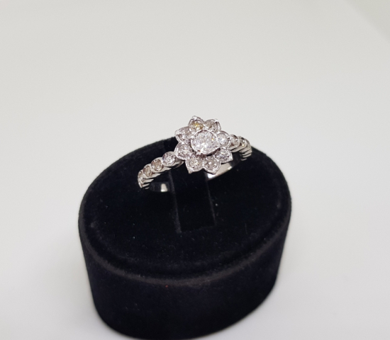 TAMTUR ÇİÇEK MODELİ PIRLANTA TAŞLI YÜZÜK