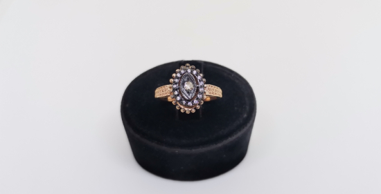 MEKİK MODELİ ELMAS TAŞLARLA SÜSLÜ YÜZÜK