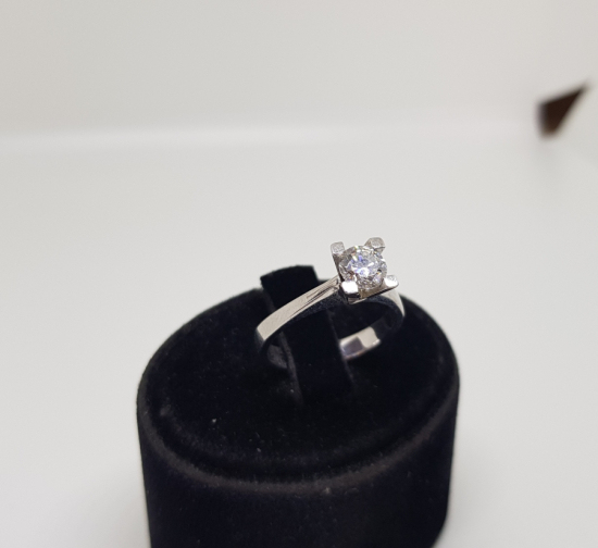 TEK TAŞLI PIRLANTA YÜZÜK