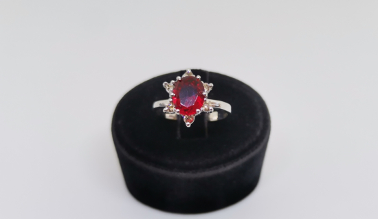 GARNET VE PIRLANTA TAŞLI YILDIZ MODELİ YÜZÜK