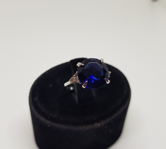 PIRLANTA VE SAFİR TAŞLI YUVARLAK ELMAS MODELİ YÜZÜK