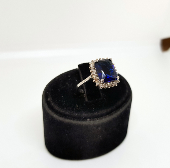 SAFİR VE PIRLANTA TAŞLI KARE MODELİ YÜZÜK