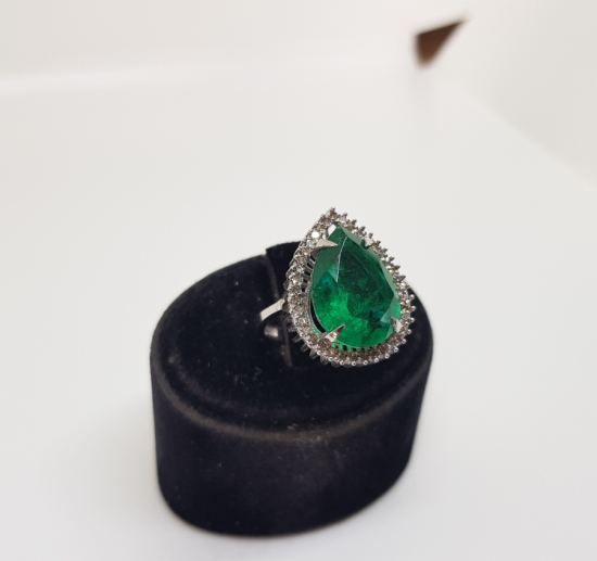 ZÜMRÜT VE PIRLANTA TAŞLI DAMLA MODELİ YÜZÜK