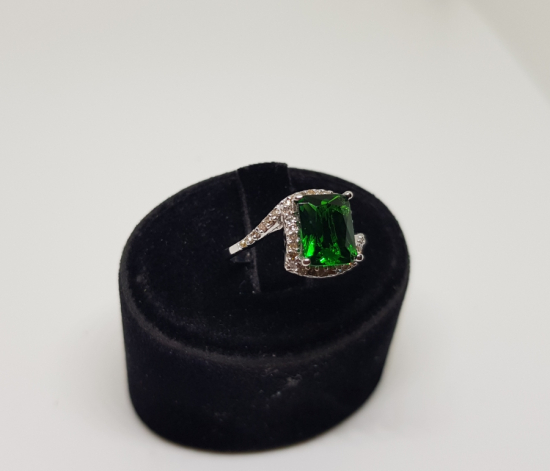 ZÜMRÜT VE PIRLANTA TAŞLI DİKDÖRTGEN MODEL YÜZÜK