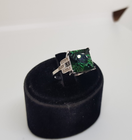 PIRLANTA VE JADE TAŞLI YÜZÜK