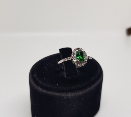 ZÜMRÜT VE PIRLANTA TAŞLI BAGET MODELİ YÜZÜK