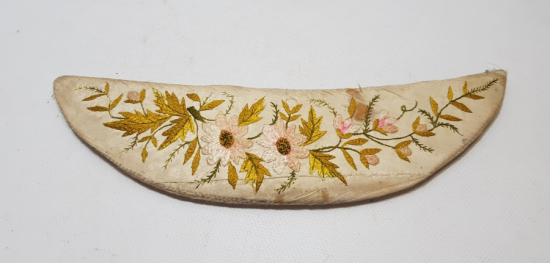 İPEK ATLAS ÜZERİ İPEK İPLERLE İŞLENMİŞ OSMANLI DÖNEMİ HİLAL FORMUNDA İĞNELİK