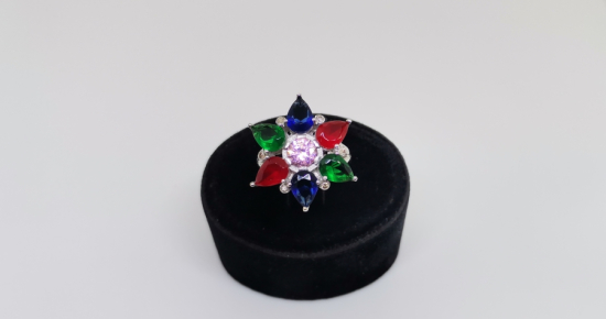 PIRLANTA VE RENKLİ TAŞLARDAN OLUŞAN YILDIZ FORMLU YÜZÜK