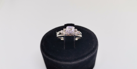 KARE MODELİ PIRLANTA TAŞLI YÜZÜK