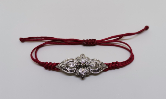 PIRLANTA TAŞLARLA SÜSLÜ MAKROME İPLİ BİLEKLİK