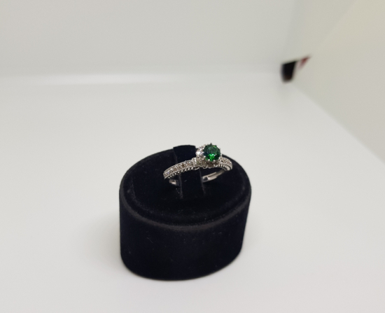 PIRLANTA VE ZÜMRÜT TAŞLI TEKTAŞ MODELİ YÜZÜK