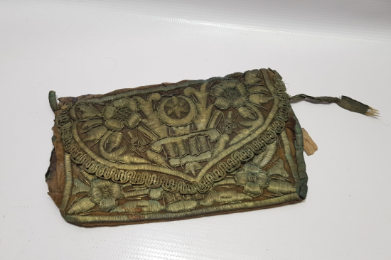 EĞİTİM TARİHİ - OSMANLI DÖNEMİ ÜZERİ AY YILDIZLI VE GÜMÜŞ SIRMA İŞÇİLİKLİ ÇOK NADİR BED-İ BESMELE ÇANTASI