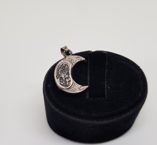 HİLAL FORMUNDA İÇİNDE DUASI İLE GÜMÜŞTEN MAMUL CEVŞEN-İ KEBİR