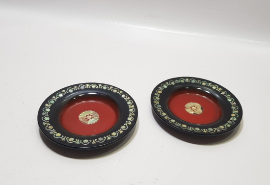 ÜZERİ SEDEF ÇAKMA İŞÇİLİKLİ İKİ ADET ANTİKA UZAKDOĞU İKRAMLIK