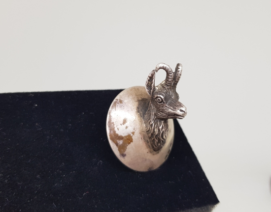 ANTİKA GÜMÜŞ DAĞ KEÇİSİ FORMLU APLİK