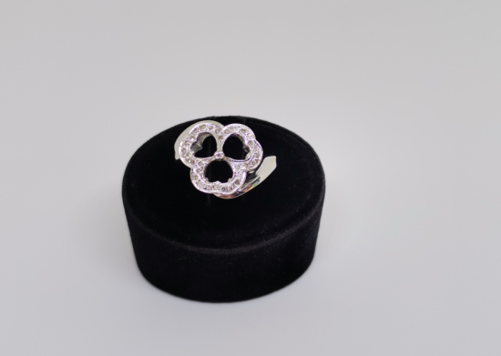 3 YAPRAKLI YONCA FORMUNDA YAPILMIŞ PIRLANTA YÜZÜK