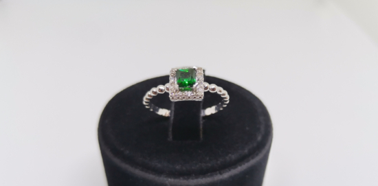 ZÜMRÜT VE PIRLANTA TAŞLI BAGET MODEL YÜZÜK