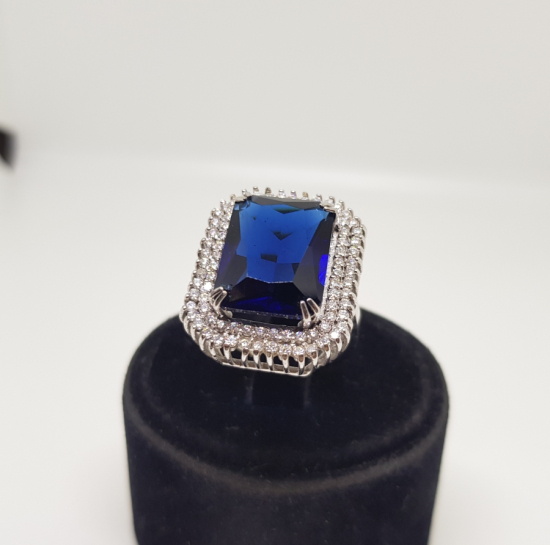 SAFİR VE PIRLANTA TAŞLI BÜYÜK KARE MODELİ YÜZÜK