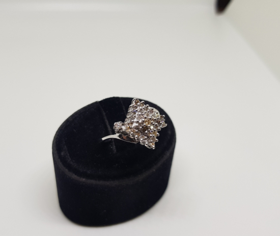 YAN KARE MODELİ PIRLANTA TAŞLI YÜZÜK