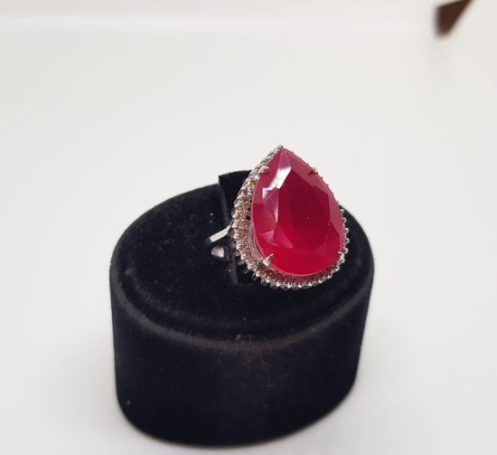 PIRLANTA VE YAKUT TAŞLI BÜYÜK DAMLA MODEL YÜZÜK