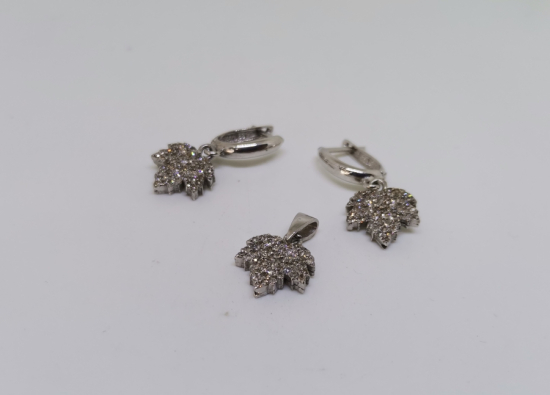 ÇINAR YAPRAĞI MODELİ PIRLANTA TAŞLI KOLYE KÜPE TAKIMI