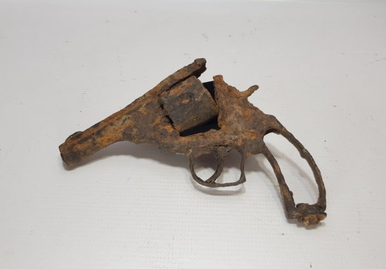 1. DÜNYA SAVAŞI DÖNEMİ ÇANAKKEL CEPHESİ FOSİLLEŞMİŞ SUBAY TABANCASI