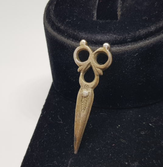 ÜZERİ KALEM İŞÇİLİKLİ OSMANLI DÖNEMİ MAKAS FORMLU GÜMÜŞ KOLYE UCU