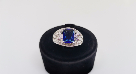 YAN KISIMLARI LALE MODELLİ PIRLANTA VE SAFİR TAŞLI YÜZÜK