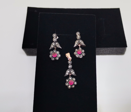 GARNET VE ELMAS TAŞLI ÇİÇEK MODELİ KOLYE KÜPE TAKIMI