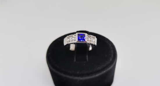 SAFİR VE PIRLANTA TAŞLI KARE MODEL YÜZÜK