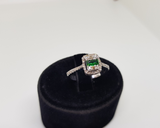 ZÜMRÜT VE PIRLANTA TAŞLI YARIM TUR MODEL YÜZÜK