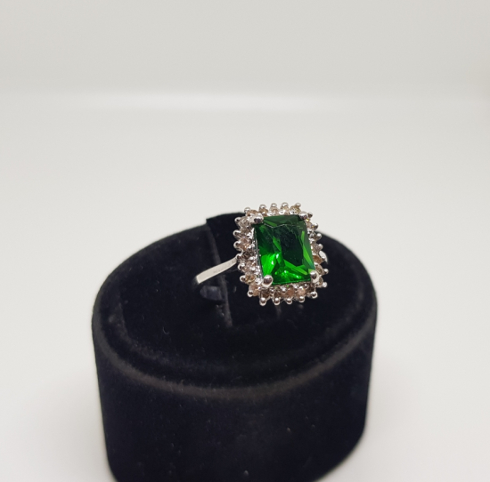 PIRLANTA VE ZÜMRÜT TAŞLI DİKDÖRTGEN MODEL YÜZÜK