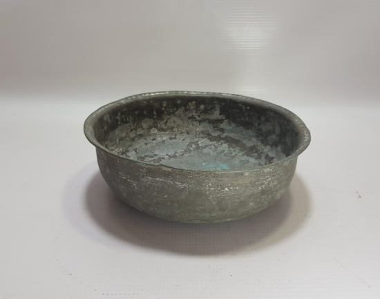 KALEM VE KABARTMA İŞÇİLİKLİ ANTİKA BAKIR HAMAM TASI