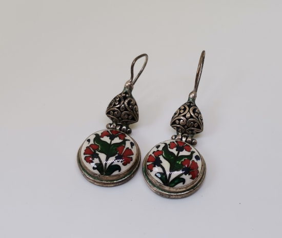 ELHAMRA MODELİ ÖZEL YAPIM EL BOYAMA ÇİNİ İŞÇİLİKLİ GÜMÜŞ KÜPE