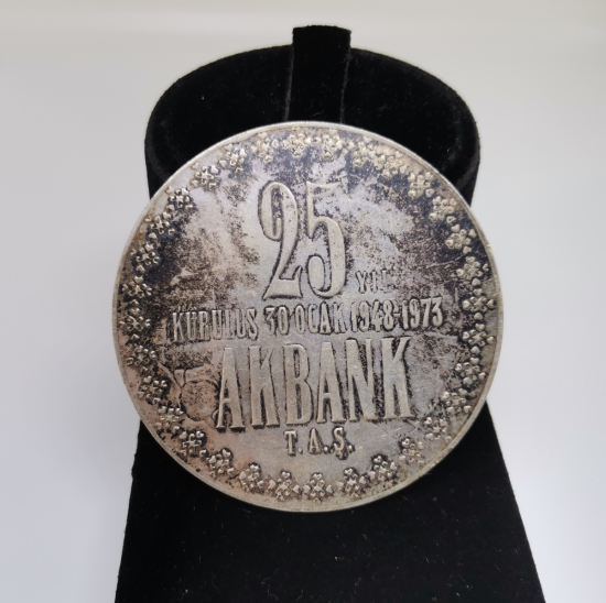 AKBANK'IN KURULUŞUNUN 25. YILI ANISINA BASTIRILMIŞ VE VERİLMİŞ BÜYÜK BOY GÜMÜŞ MADALYON
