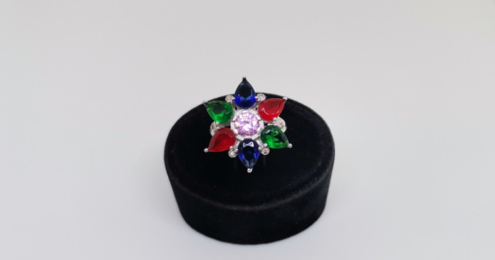 PIRLANTA VE RENKLİ TAŞLARDAN OLUŞAN YILDIZ FORMLU YÜZÜK