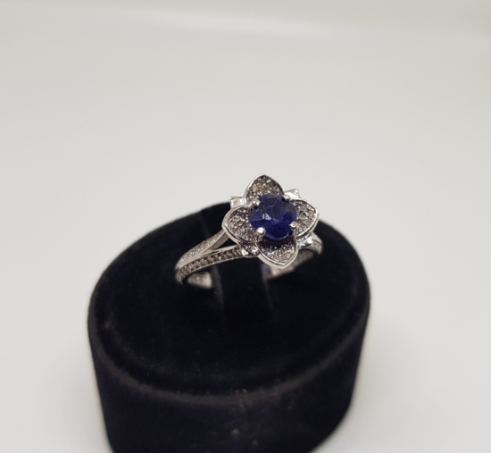 DÖRT YAPRAKLI YONCA MODEL PIRLANTA VE HAS SAFİR TAŞLI YÜZÜK