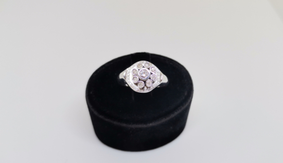 DİVANHANE ÇİVİSİ FORMUNDA YAPILMIŞ PIRLANTA TAŞLI YÜZÜK